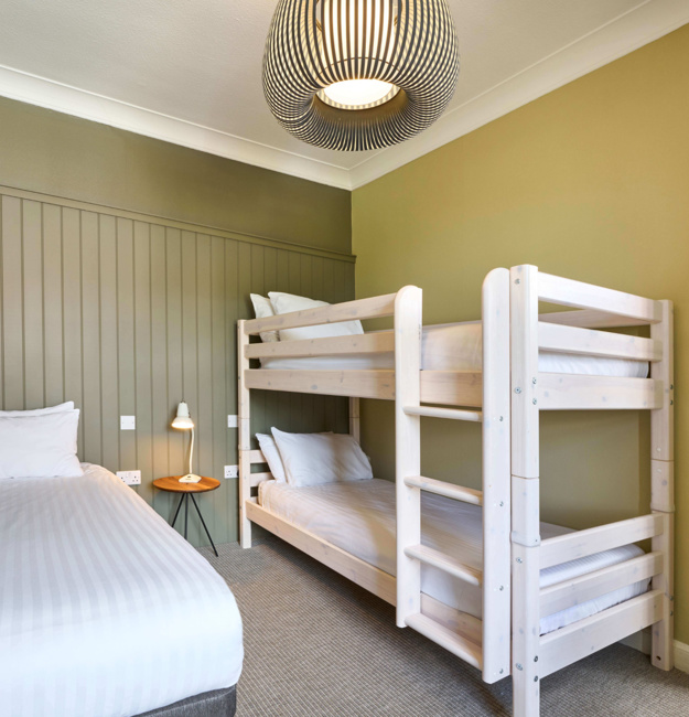 Family bedroom for 5